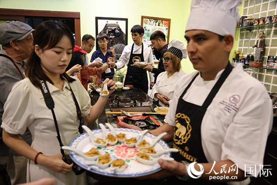 7月19日，參加美食活動(dòng)的多國(guó)代表品嘗泰式傳統(tǒng)美食。人民網(wǎng)記者 張矜若攝