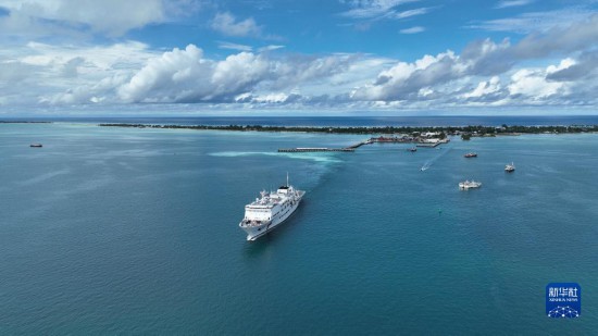 7月22日，中國(guó)海軍“和平方舟”號(hào)醫(yī)院船結(jié)束基里巴斯訪問(wèn)，駛離塔拉瓦港。新華社發(fā)（桂江波 攝）