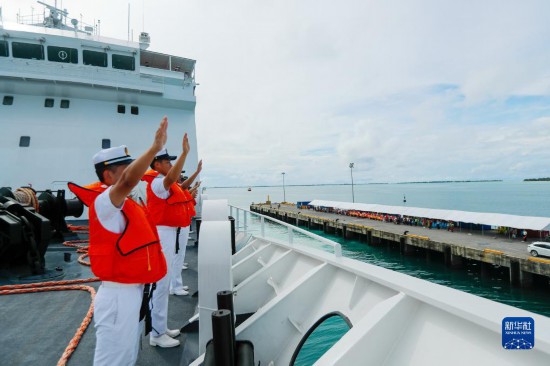 7月22日，中國(guó)海軍“和平方舟”號(hào)醫(yī)院船駛離基里巴斯首都塔拉瓦任務(wù)官兵向送行人群揮手告別。新華社發(fā)（黎宇 攝）