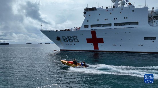 7月22日，中國(guó)海軍“和平方舟”號(hào)醫(yī)院船駛離塔拉瓦港途中，基里巴斯當(dāng)?shù)孛癖婑{船揮手告別。新華社發(fā)（桂江波 攝）
