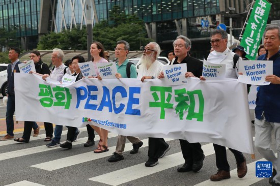7月22日，在韓國首爾，人們手舉標語參與反戰(zhàn)游行。新華社發(fā)（楊暢 攝）
