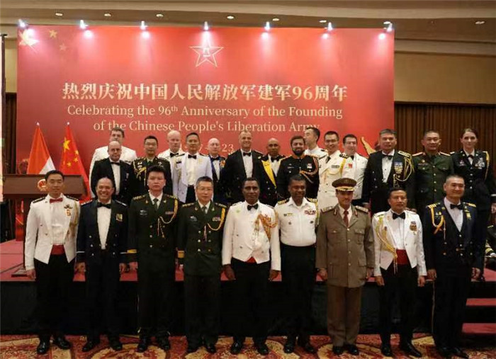 圖為徐勝武官與參加招待會(huì)的各國武官、武官處代表合影。中國駐印度尼西亞使館供圖