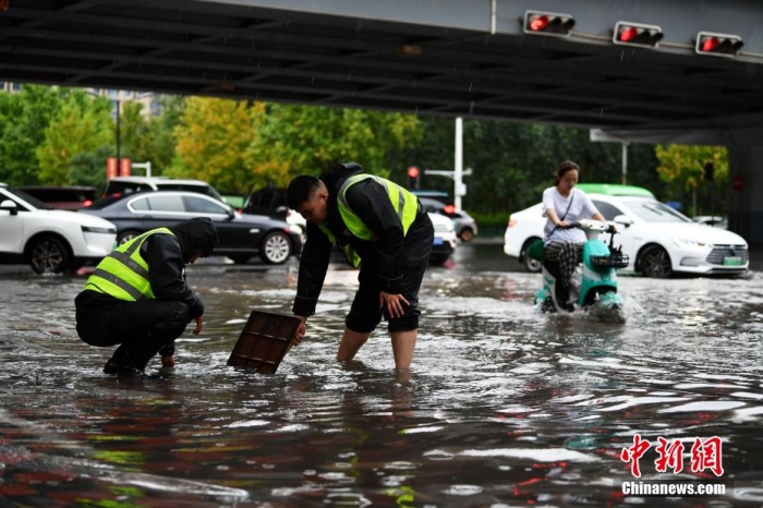 7月30日，河北省持續(xù)發(fā)布暴雨紅色預警信號。受今年第5號臺風“杜蘇芮”殘余環(huán)流影響，7月28日以來，地處華北地區(qū)的河北省大部出現(xiàn)降雨。30日17時，該省氣象臺發(fā)布當日第三次暴雨紅色預警信號。石家莊市城區(qū)不少區(qū)域積水嚴重，城管、環(huán)衛(wèi)、園林、市政等部門緊急出動，聯(lián)合疏堵保暢，筑牢防汛安全屏障。圖為石家莊裕華區(qū)城管局防汛隊員對沿街收水井進行雜物清理，以保證排水暢通。翟羽佳 攝