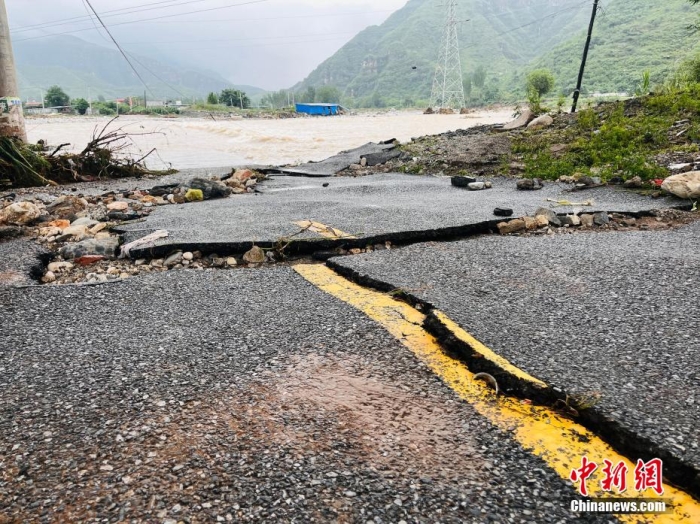受臺風“杜蘇芮”影響，7月29日至8月1日，河北省淶水縣普降暴雨，持續(xù)強降雨和強風天氣引發(fā)洪水險情。連日來，當?shù)亟M織數(shù)千人搶險救援隊伍，集中力量加快排水、清理路面、救援拋錨車輛、搶修倒伏電線桿等工作。8月1日，方便面、飲用水、火腿腸、面包等首批調(diào)撥救災(zāi)物資送抵救災(zāi)一線，并于當天發(fā)放到受災(zāi)群眾手中。目前，淶水縣受損交通、電力、通信等基礎(chǔ)設(shè)施正在加緊搶修，山區(qū)受困人員已分批轉(zhuǎn)移，各項搶險救災(zāi)工作正在有序進行中。圖為淶水縣婁村鎮(zhèn)南安莊村被洪水沖毀的路面。(文/呂子豪 楊猛)李金璐 攝