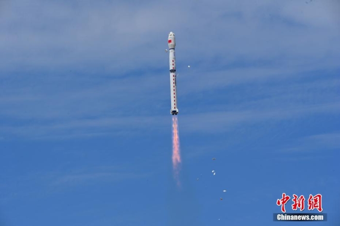 8月3日11時47分，中國在酒泉衛(wèi)星發(fā)射中心用長征四號丙遙四十四運載火箭，成功發(fā)射風云三號06星，衛(wèi)星順利進入預定軌道，任務取得圓滿成功。該衛(wèi)星將接替在軌超期服役的風云三號C星，探測數(shù)據主要用于天氣預報、大氣化學和氣候變化監(jiān)測業(yè)務及研究。汪江波 攝