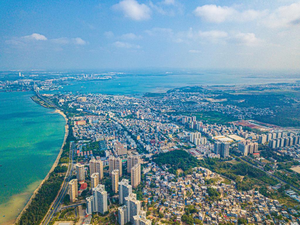 這是海南自貿(mào)港重點(diǎn)園區(qū)——洋浦經(jīng)濟(jì)開發(fā)區(qū)所在的環(huán)新英灣地區(qū)（無人機(jī)照片，2023年2月26日攝）。新華社記者 蒲曉旭 攝
