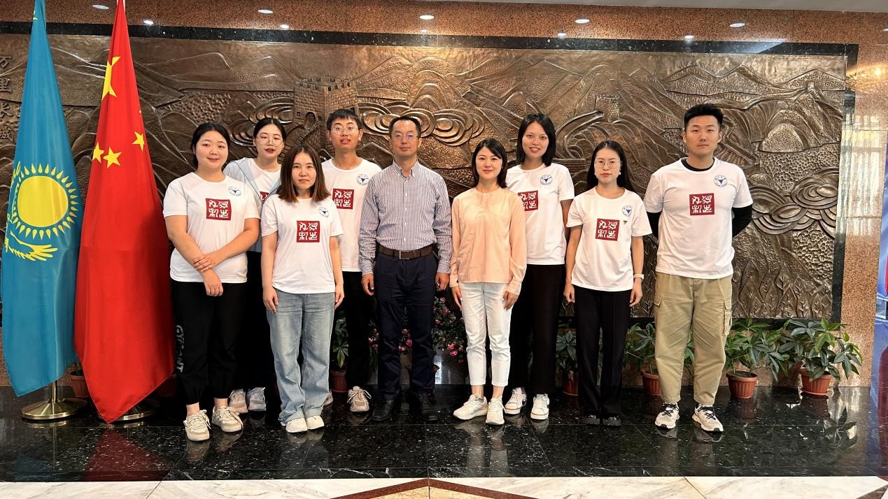 浙江大學(xué)實(shí)踐團(tuán)拜訪中國駐阿拉木圖總領(lǐng)館。浙江大學(xué)供圖