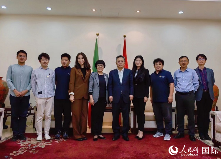 趙志遠(yuǎn)大使（右五）、使館工作人員與人民網(wǎng)記者合影。