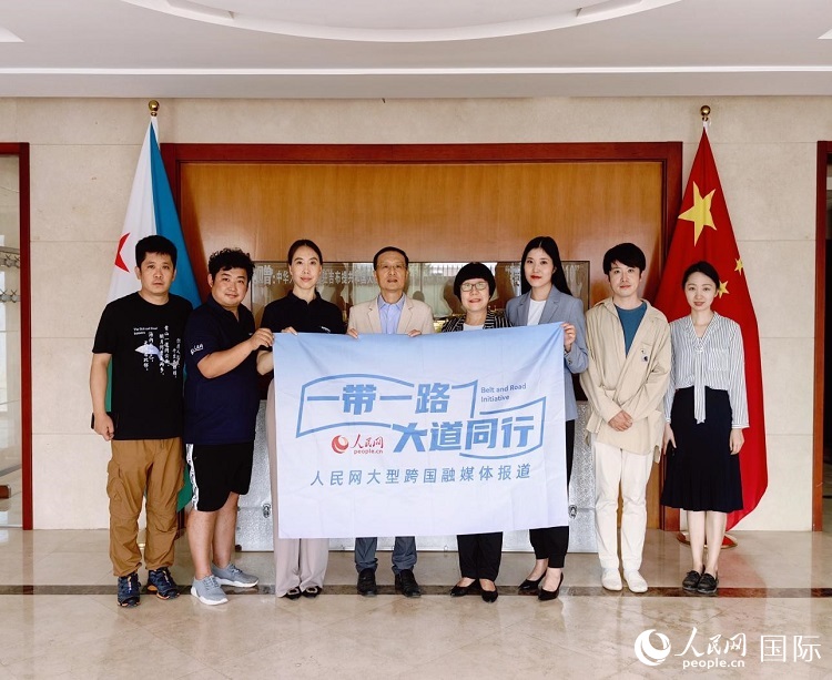 胡斌大使（左四）、使館工作人員與人民網(wǎng)記者合影。