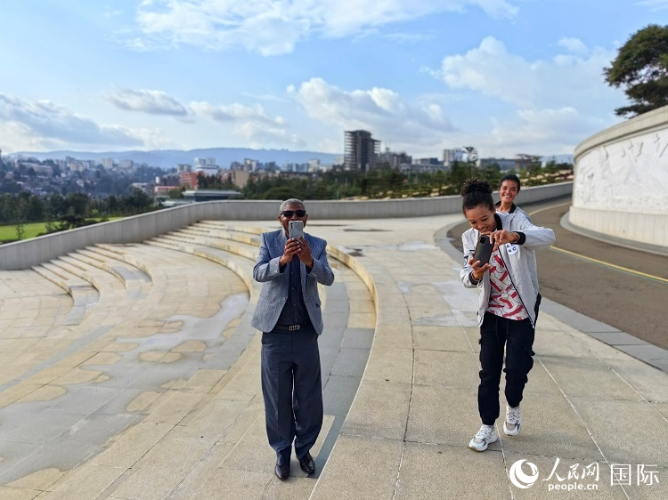 亞的斯亞貝巴友誼廣場(chǎng)的游客與人民網(wǎng)記者互動(dòng)。人民網(wǎng)記者 陳星星攝