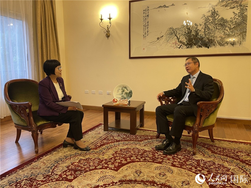 胡長(zhǎng)春大使接受人民網(wǎng)記者唐維紅采訪(fǎng)。人民網(wǎng)記者 趙艷紅攝