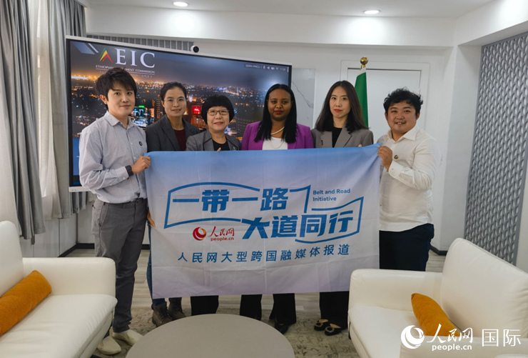 萊利斯（右三）、埃塞投資委中國投資顧問萬巧云（左二）與人民網(wǎng)記者合影。