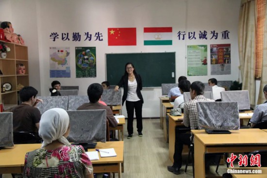 2014年，塔吉克斯坦國立民族大學(xué)的孔子學(xué)院內(nèi)，教師正在為塔吉克斯坦學(xué)生授課。田冰 攝