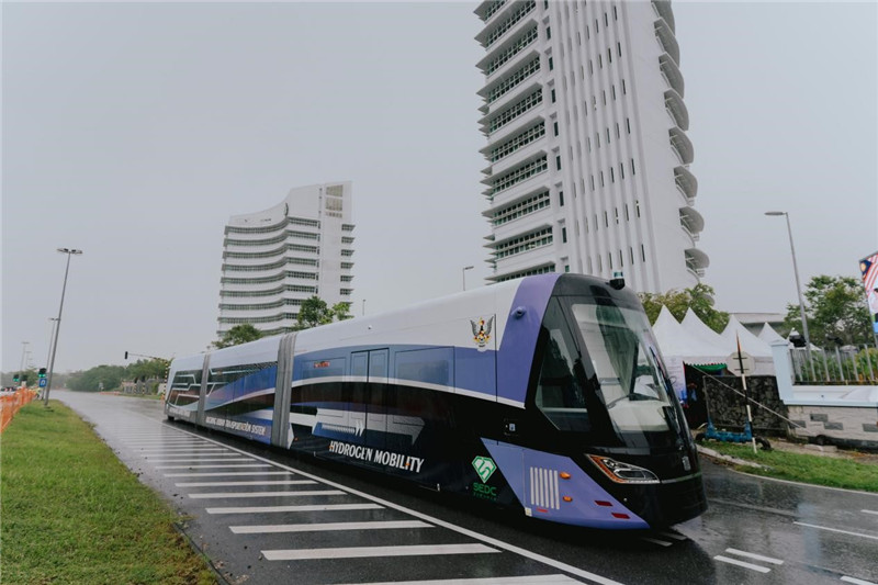 9月6日下午，由中車株洲所自主研發(fā)制造的全球首輛氫能源智軌電車正式亮相馬來西亞砂拉越州古晉市。中車株洲所供圖