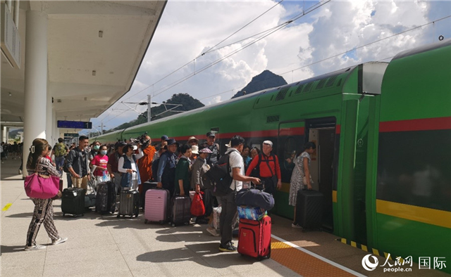 乘坐中老鐵路國際旅客列車的旅客在老撾瑯勃拉邦站排隊上車。人民網記者 杜明明攝
