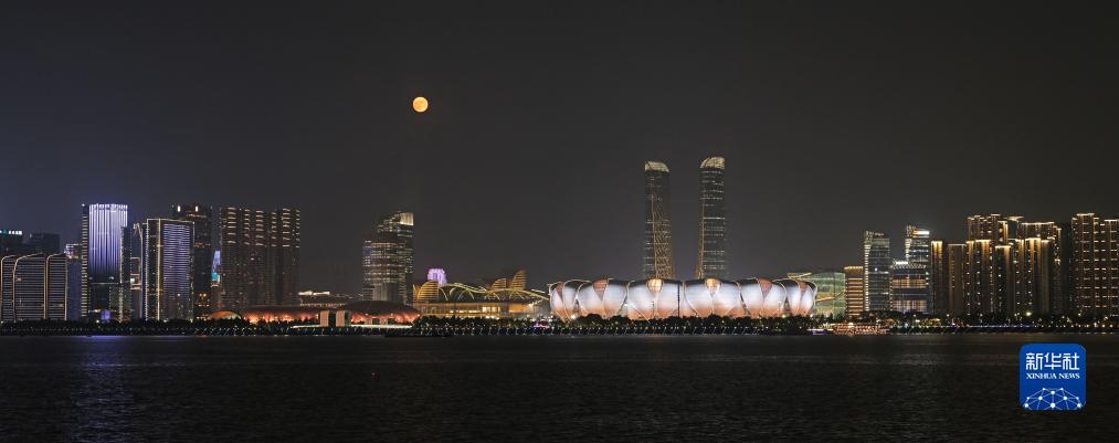 這是9月29日在杭州拍攝的杭州奧體中心體育場和滿月。新華社發(fā)（李忠攝）