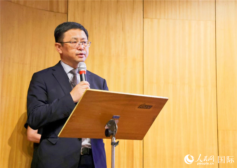 中國駐里約熱內(nèi)盧總領(lǐng)事館商務(wù)參贊徐元?jiǎng)侔l(fā)表致辭。人民網(wǎng)記者 陳海琪攝