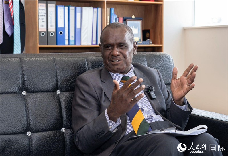 2023年9月13日，所羅門群島外交部長杰里邁亞·馬內(nèi)萊在首都霍尼亞拉接受人民網(wǎng)記者專訪。人民網(wǎng) 賀吉攝