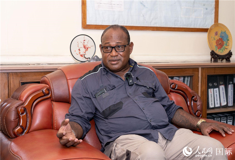 2023年9月13日，所羅門群島副總理兼基礎設施和發(fā)展部長梅納西·梅蘭加在首都霍尼亞拉接受人民網(wǎng)記者專訪。人民網(wǎng) 賀吉攝