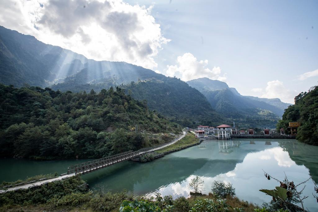 這是2022年11月8日拍攝的尼泊爾上馬相迪A水電站大壩。上馬相迪A水電站位于尼泊爾西部勒姆宗縣，2013年1月開工建設(shè)，2017年1月1日投入商業(yè)運營。該水電站投入運營以來，極大緩解了尼泊爾電力緊缺局面。新華社發(fā)（哈里·馬哈爾詹 攝）