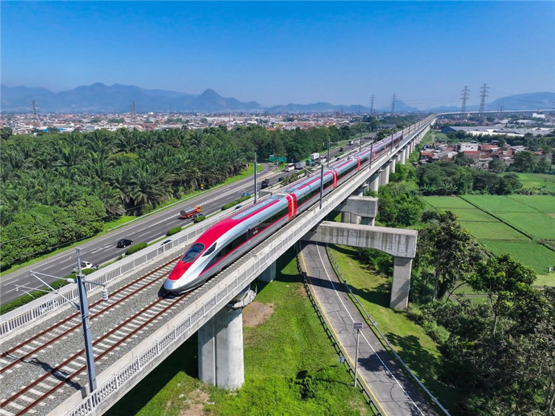 奔馳在雅萬(wàn)高鐵上的動(dòng)車組。中車青島四方機(jī)車車輛股份有限公司供圖