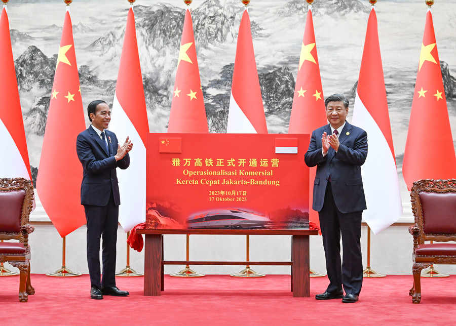 10月17日下午，國家主席習(xí)近平在北京人民大會堂同來華出席第三屆“一帶一路”國際合作高峰論壇并進行國事訪問的印度尼西亞總統(tǒng)佐科舉行會談。會談后，兩國元首共同為雅萬高鐵正式開通運營揭幕。