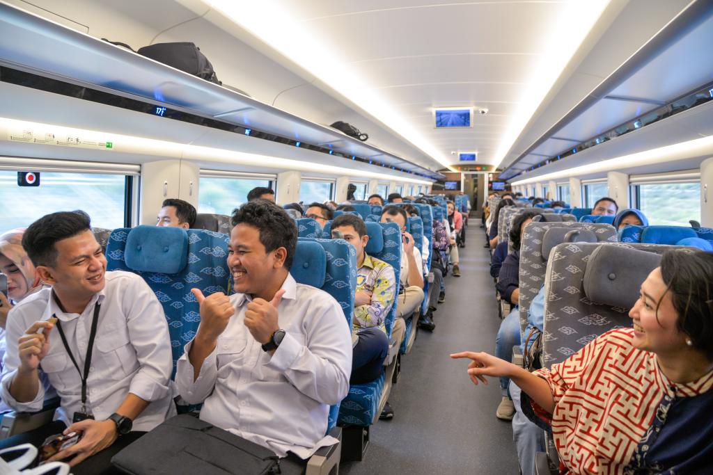 10月17日，乘客在行駛中的雅萬高鐵高速動車組列車車廂內(nèi)交談。