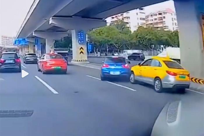 視頻截圖顯示，發(fā)生碰撞的剎那，出租車后方似乎確有車燈點(diǎn)亮。