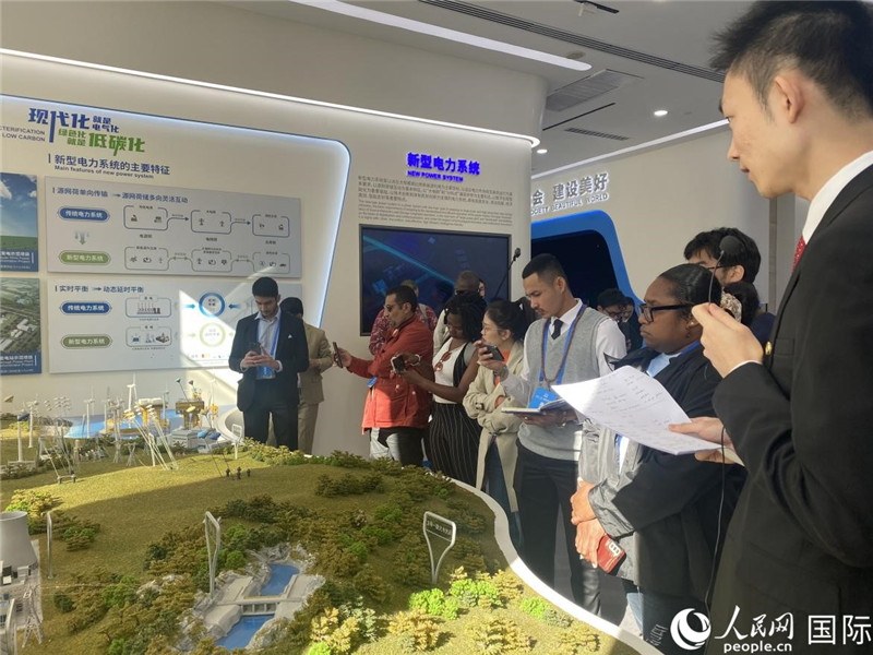 2023“一帶一路”媒體合作論壇聯(lián)合采訪團參訪中國能建。人民網(wǎng)記者 于洋攝