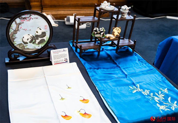 活動(dòng)現(xiàn)場(chǎng)的現(xiàn)場(chǎng)文創(chuàng)展、互動(dòng)體驗(yàn)區(qū)、非遺區(qū)展示。人民網(wǎng) 郭錦標(biāo)攝