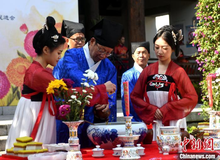 資料圖：圖為傳統(tǒng)重陽祭酒儀式?！蚊?攝