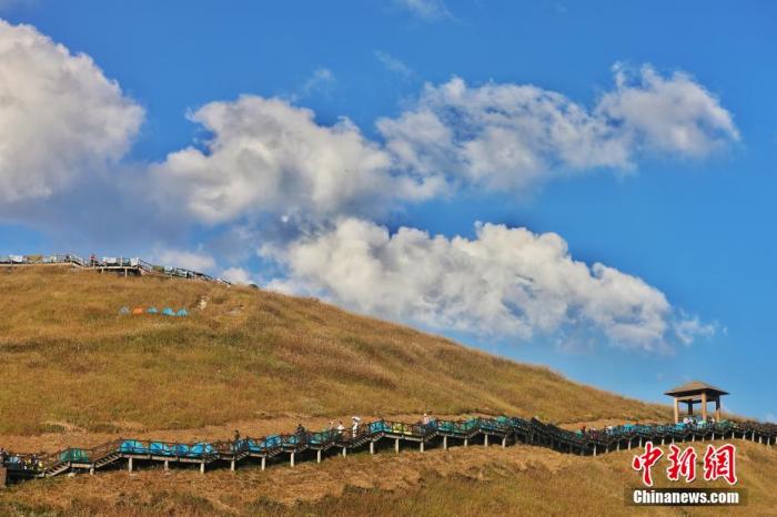 資料圖：圖為江西武功山高山草甸旁的登山步道，游客在登山。 劉力鑫 攝