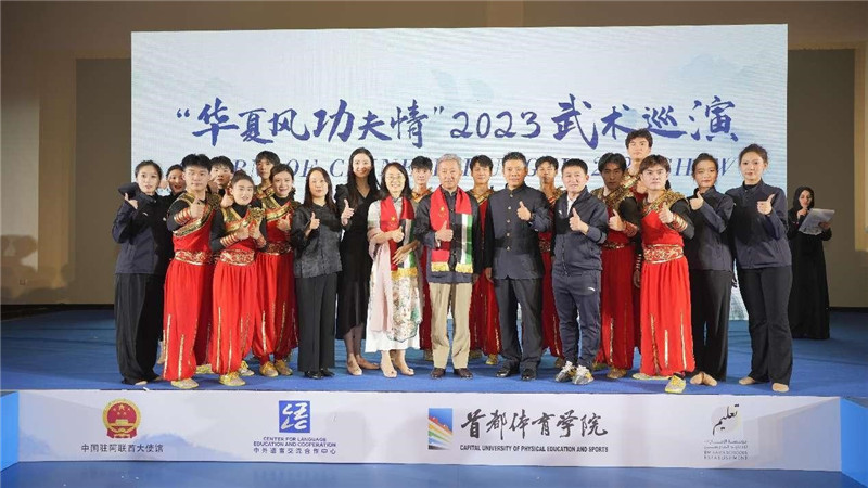 張益明大使與首都體育學(xué)院藝術(shù)團(tuán)合影。中國(guó)駐阿聯(lián)酋大使館供圖
