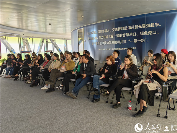 外媒記者探訪天津港北疆港區(qū)C段智能化集裝箱碼頭。人民網(wǎng)記者 符園園攝