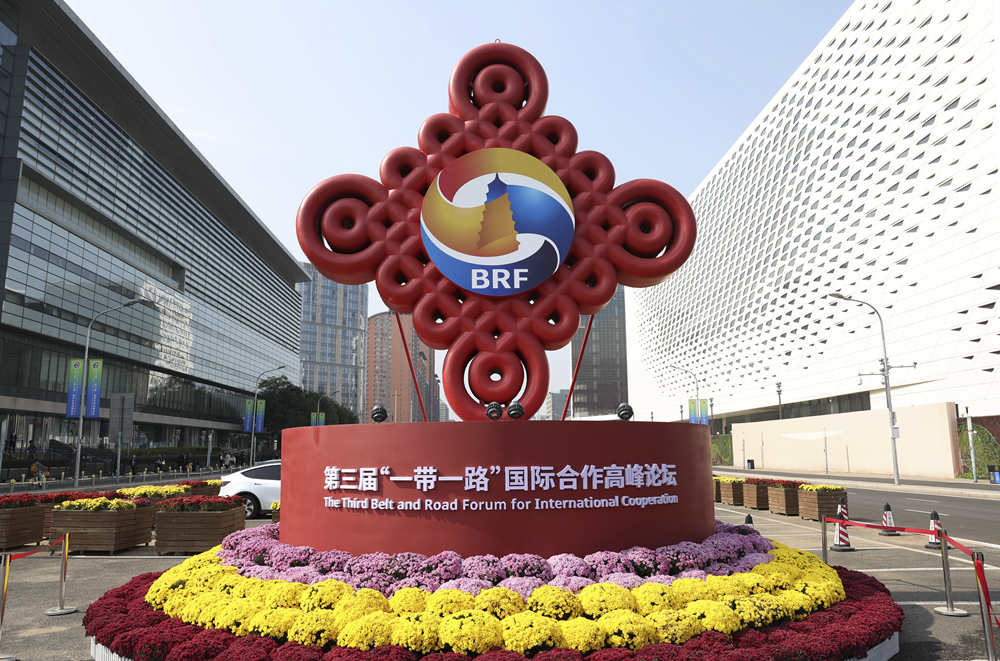 這是在北京國家會(huì)議中心附近拍攝的“一帶一路”國際合作高峰論壇景觀布置（2023年10月17日攝）。新華社記者 陳斌 攝