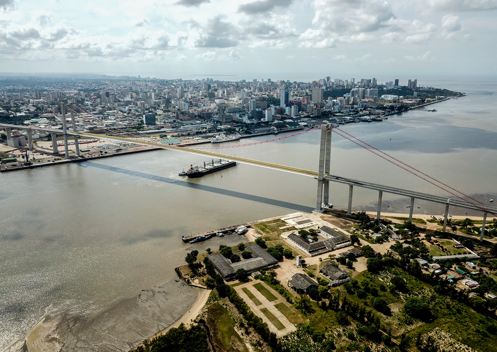 這是2019年4月8日在莫桑比克首都馬普托拍攝的馬普托大橋（無人機(jī)照片）。新華社記者 張宇 攝
