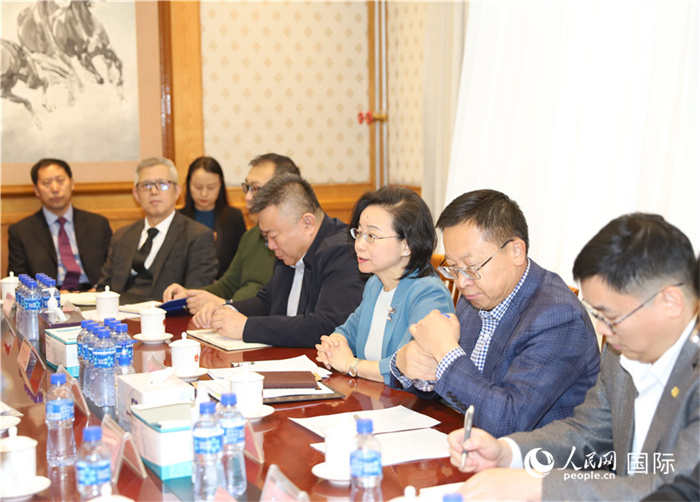 1.2023年10月30日，沈敏娟（右三）大使與中企代表座談。人民網(wǎng)記者 霍文攝
