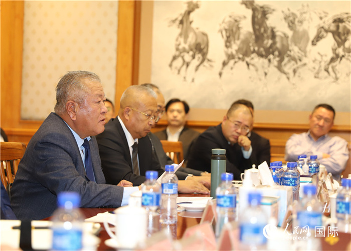 2.2023年10月30日，張義波（左一）會長匯報商會工作情況。人民網(wǎng)記者 霍文攝