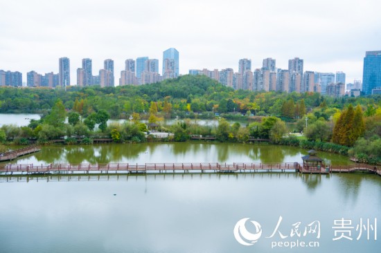 秋日時節(jié)，觀山湖公園景色美不勝收。人民網(wǎng) 陽茜攝