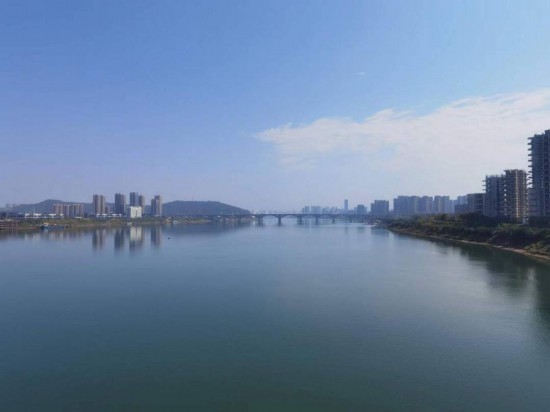 　　10月24日，在清水塘大橋景觀通道上拍攝的湘江景色。本報(bào)記者 常雯宜攝