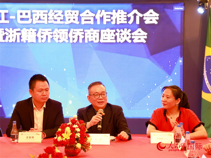 浙江海外聯(lián)誼會常務(wù)副會長徐旭（中）和與會僑領(lǐng)僑商座談。人民網(wǎng)記者 陳海琪攝