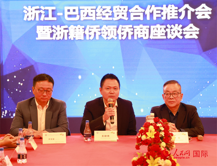 中國駐里約代總領(lǐng)事王尉育（中）在活動中致辭。人民網(wǎng)記者 陳海琪攝