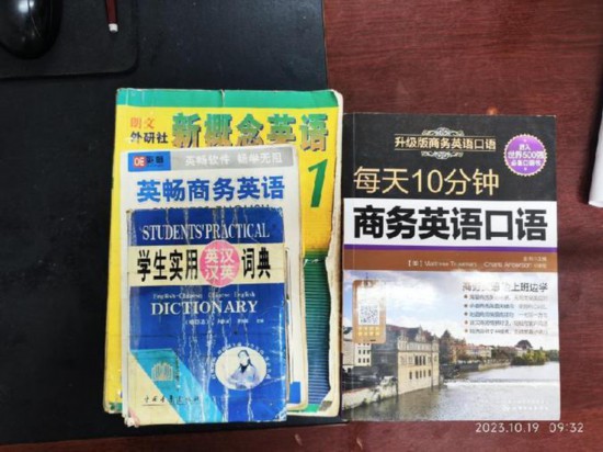   胡振興學(xué)習(xí)英語(yǔ)所用的資料。（圖片由受訪(fǎng)者提供）