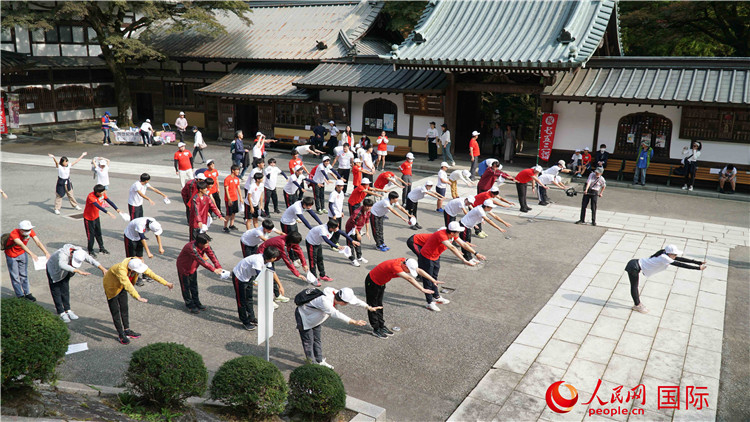 開跑前，中日青少年一起做熱身運動。人民網(wǎng) 蔣曉辰攝