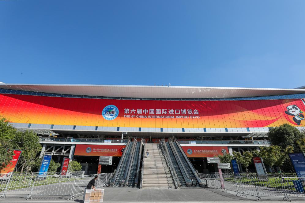 這是第六屆進(jìn)博會場館國家會展中心（上海）外景（2023年11月2日攝）。新華社記者 辛夢晨 攝