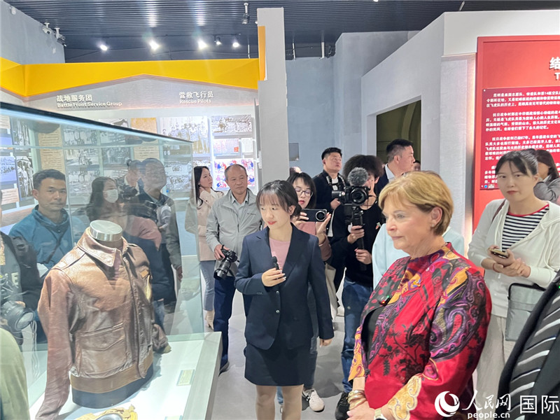 飛虎隊指揮官陳納德將軍外孫女嘉蘭惠（右）在參觀昆明市博物館展示的文物。人民網 趙瞳攝