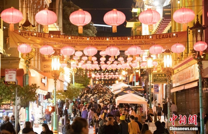 當(dāng)?shù)貢r間11月10日，美國舊金山唐人街夜市人頭攢動。亞太經(jīng)合組織(APEC)第三十次領(lǐng)導(dǎo)人非正式會議將在舊金山舉行，當(dāng)?shù)靥迫私钟媱澟e辦包括夜市在內(nèi)的多場活動，以吸引與會者、游客和市民的光顧。<a target='_blank' href='/'><p  align=