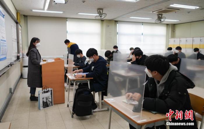 12月3日，延遲近一個月的韓國高考舉行。據韓國教育部消息，今年考生約49.34萬人，創(chuàng)歷史最低紀錄。圖為在首爾某考點內，考桌上設有隔板。