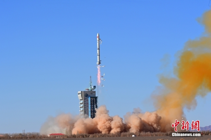 北京時間2023年11月16日11時55分，我國在酒泉衛(wèi)星發(fā)射中心使用長征二號丙運載火箭，成功將新一代海洋水色觀測衛(wèi)星發(fā)射升空，衛(wèi)星順利進(jìn)入預(yù)定軌道，發(fā)射任務(wù)獲得圓滿成功。此次任務(wù)是長征系列運載火箭第497次飛行。汪江波 攝