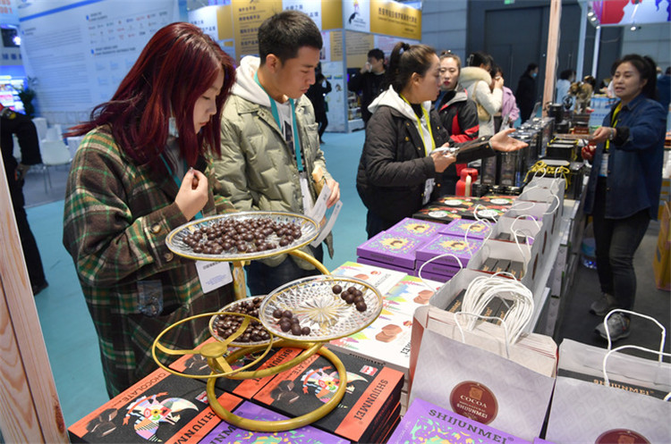 11月16日，觀眾在第七屆絲博會(huì)印度尼西亞展位上參觀選購食品。新華社記者 邵瑞 攝